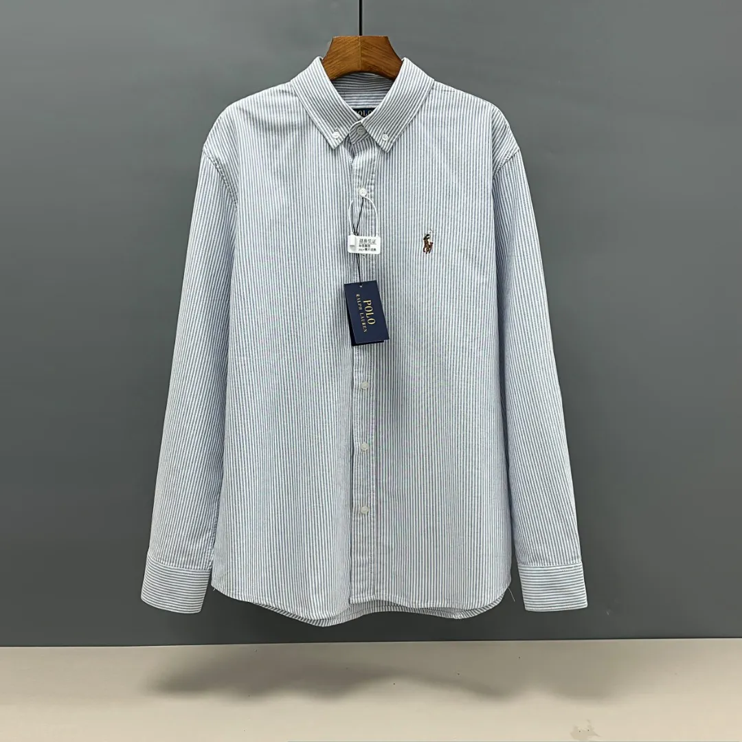 🅿️230 Ralph Lauren/Ralph Lauren imitation striped embroidered shirt. It is made of 100% cotton Oxford fabric. The 100% cotton material makes it very breathable. It is comfortable to wear and not easy to sweat. It has a loose fit and a three-dimensional upper body. The lines are smooth and natural. From the shoulder line to the waistline and then to the hem, the line transition is smooth. There are no unnecessary folds or accumulation. The whole body is neat and stretched. The chest is embellished with the iconic pony embroidery. It is simple but highly recognizable. The color transition of the embroidery thread is natural. The stitches are even and the spacing is uniform and the stitches can be connected naturally. The lines are smooth and not stiff. Color: Blue Size: S M L XL